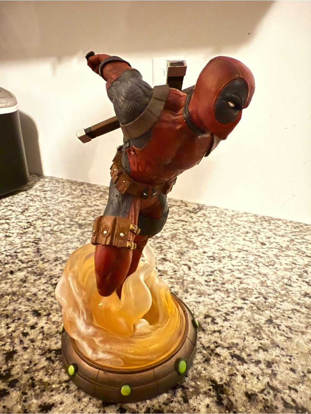 Diamond Select Toys Marvel Gallery Deadpool diorama PVC statue.
